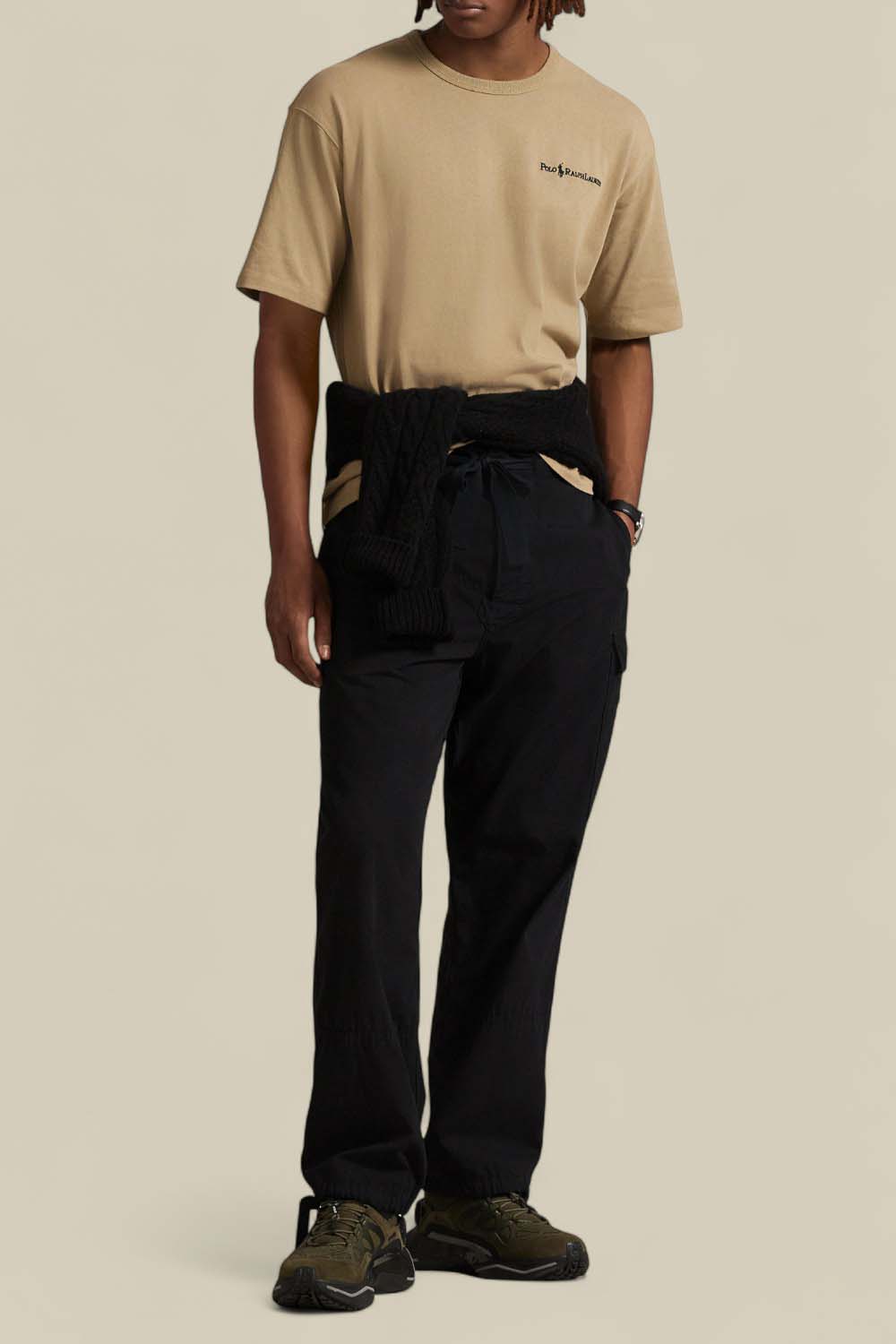 תמונת כל הלוק של חולצת טי